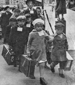 Suomalaiset sotalapset lähdössä Ruotsiin 1940-luvun alussa.