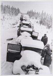 Suomalaisten pysäyttämä puna-armeijan autokolonna Raatteen tiellä vuonna 1940.