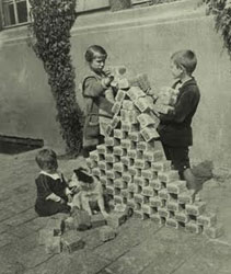 Saksalaiset lapset leikkivät rahalla vuonna 1923.